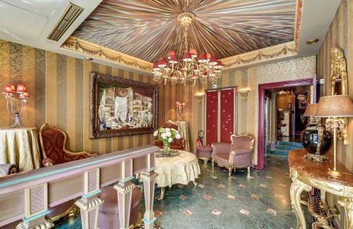 Pigalle Hotel | La Villa Royale