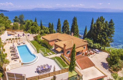 Dafnata Villa | "LA VISTA E BELLA" FRENTE AL MAR RESORT PRIVADO CERCA DE ACHILLEION PALACE ESTATE