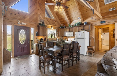 Branson Cedars Cabina | Labor Day Open, Real Log Cabin Near Big Cedar w Pvt Fire Pit Hot Tub Wood View Free Tickets