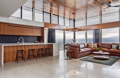 Trevallyn Casa | Lachlan Retreat, luxury entertainer Launceston