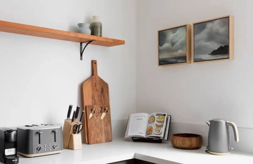 West Hobart Casa | Lady Victoria: Eclectic charm, walk to cafes/shops