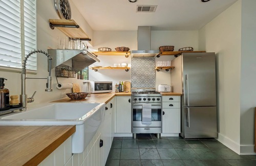 Travis Heights Casa | Ladybird Villa & Casita + Saltwater Pool