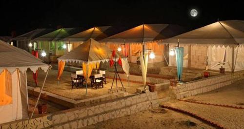 Amar Sagar Pol Complejo | Lafing Camel Safari Staying under the Star