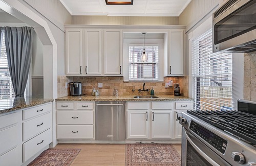 Galveston Casa | Lafittes Lookout-Huge Pool-HotTub-Fire Pit BBQ!