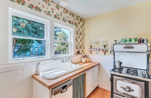 Prineville Casa | LaFollette - Restored Queen Anne cottage with vintage charm and modern amenities