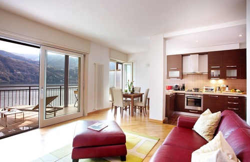 Laglio Apartamento | Laglio Ribolla Azzuro Elegante y moderno apartamento con vista al lago y piscina.