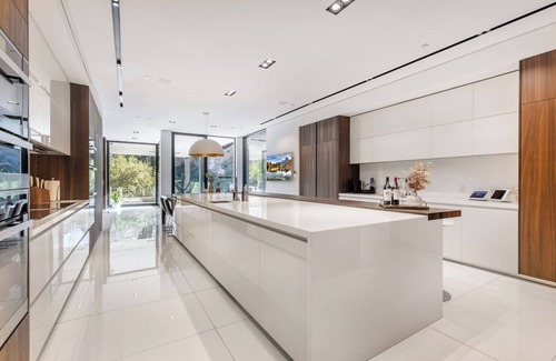 Beverly Hills Casa | Lago Vista Modern - Lush Private Beverly Hills with First-Class Amenities