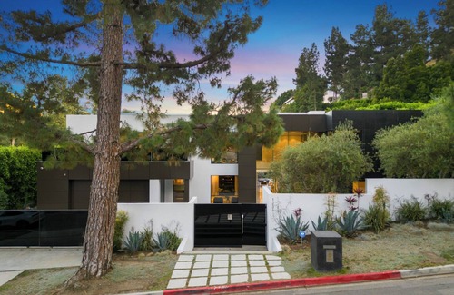 Beverly Hills Casa | Lago Vista Modern - Lush Private Beverly Hills with First-Class Amenities