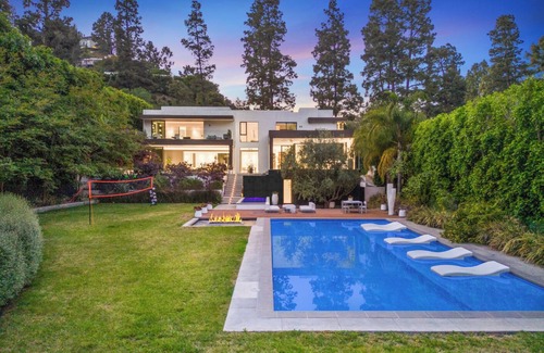 Beverly Hills Casa | Lago Vista Modern - Lush Private Beverly Hills with First-Class Amenities