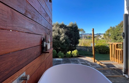 Waikanae Cabaña | Lagoon Haven - Waikanae Holiday Home