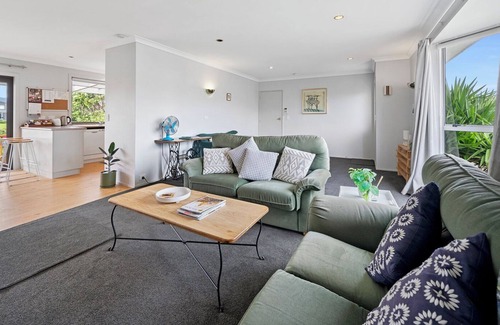 Waikanae Cabaña | Lagoon Haven - Waikanae Holiday Home