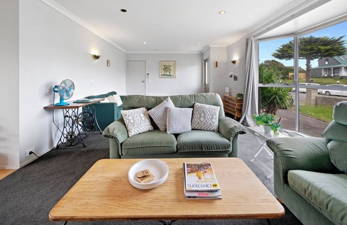 Waikanae Cabaña | Lagoon Haven - Waikanae Holiday Home