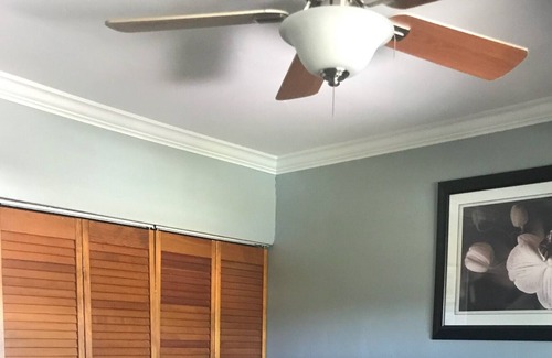 Historic Lahaina Front Street Cama Y Desayuno | Lahaina 1 Block to Front St Shared 2 Bedroom Condo, 1 Private Bedroom For Guests