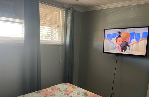 Historic Lahaina Front Street Cama Y Desayuno | Lahaina 1 Block to Front St Shared 2 Bedroom Condo, 1 Private Bedroom For Guests