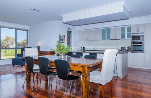 Torquay Casa | Lahinch Mews - Family Bookings Only