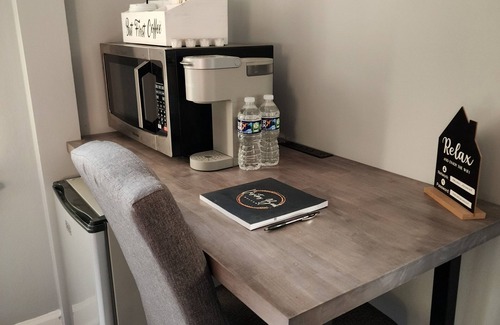 Linntown Casa | Laid-Back Linntown Guest Suite Bed & Bath w Private Entrance