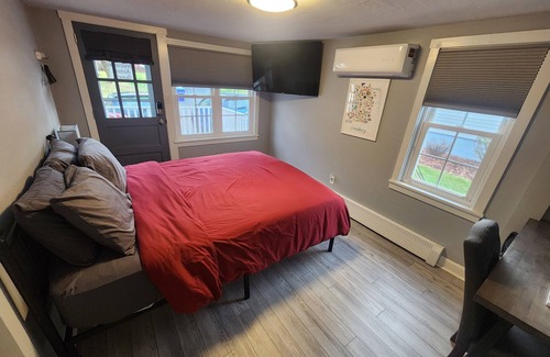 Linntown Casa | Laid-Back Linntown Guest Suite Bed & Bath w Private Entrance