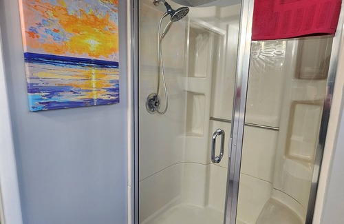 Linntown Casa | Laid-Back Linntown Guest Suite Bed & Bath w Private Entrance