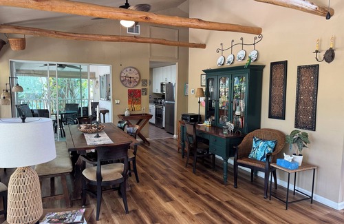 Captiva Casa | Captiva Villa- Village area pool home, paseo a la playa, calle privada