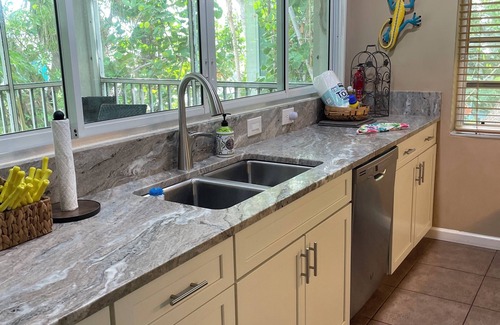 Captiva Casa | Captiva Villa- Village area pool home, paseo a la playa, calle privada