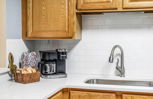 Rutledge Hill Condominio | Conveniente City Loft - ¡Capacidad para 8 personas! 4 cómodas reinas!