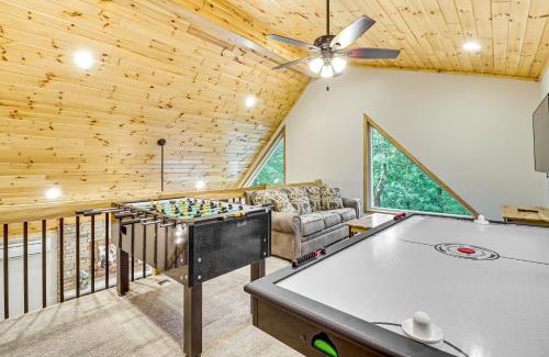 Albrightsville Casa | Lake Access and Hot Tub Forest-View Poconos Cabin