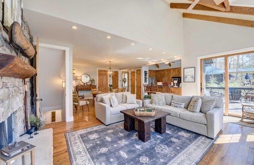 Lake Toxaway Casa | Lake Access and On-Site Creek Lake Toxaway Home!