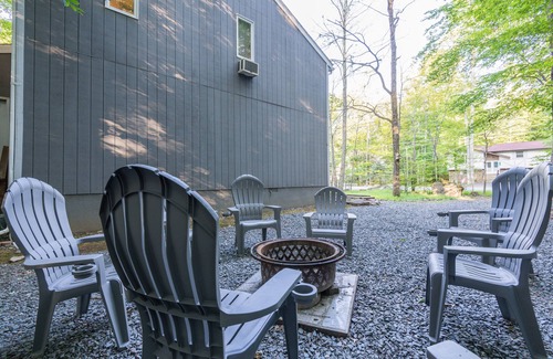 Pocono Lake Chalet De Esquí | Lake access/Arcade/Hot Tub and A/C! The best Pocono community- book now!