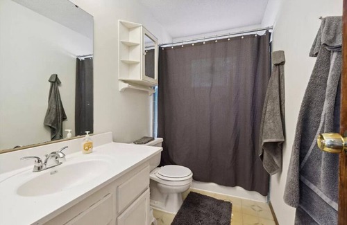 Arlington Villa | Lake Access Gem! 4Bd 2Ba High Ceiling /Peaceful Oasis Near Dwntwn Jacksonville