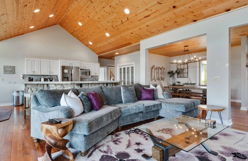 Waterfront Greens Casa | Lake Access, sled hill, fire pit, hot tub, FREE par-3 golf, pickleball/tennis