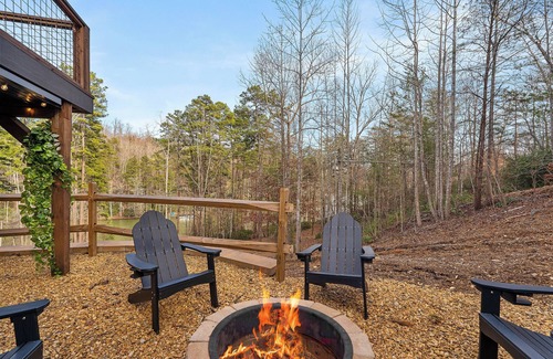 Mill Spring Casa | Lake Adger Open-No Restrictions! Lakefront, Private Dock, Kayaks, HotTub,Firepit