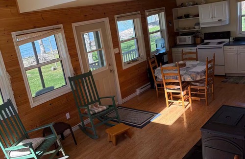 East Lake Ainslie Cabaña | Lake Ainslie Beachfront Cottage
