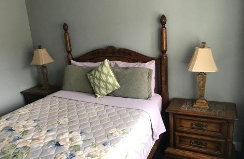 Central Okanagan Cama Y Desayuno | Lake and Bridge View Vacation Home