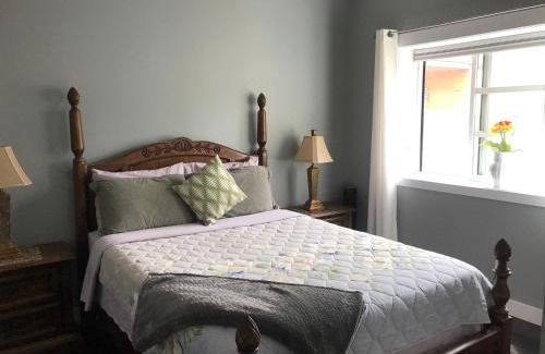 Central Okanagan Cama Y Desayuno | Lake and Bridge View Vacation Home