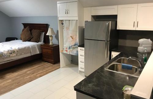 Central Okanagan Cama Y Desayuno | Lake and Bridge View Vacation Home