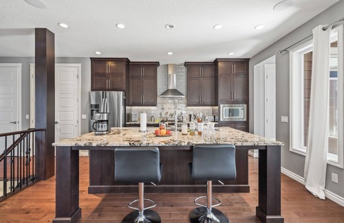 Springbank Casa | Lake and Golf Resort, One hr to Banff, 5 Bedrooms 3 King beds max for 10 people