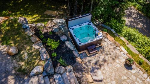 Labelle Chalet De Esquí | Lake and Pool Table - Au Pied du Lac