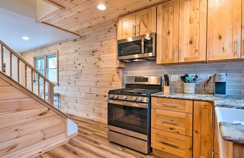 Greentown Cabina | Lake Ariel Cabin w/ Community Pool & Lake Access!