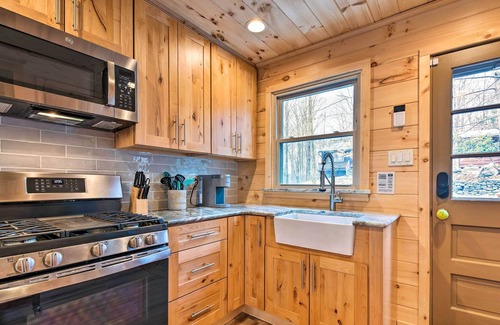 Greentown Cabina | Lake Ariel Cabin w/ Community Pool & Lake Access!
