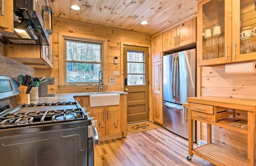 Greentown Cabina | Lake Ariel Cabin w/ Community Pool & Lake Access!