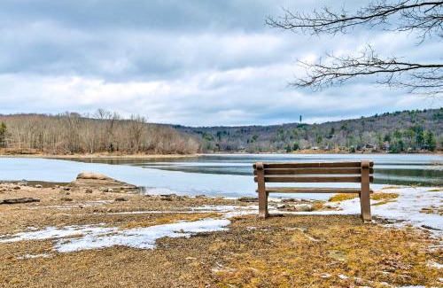 Greentown Casa | Lake Ariel Cabin with Community Pool and Lake Access!