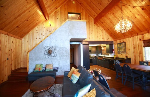 Blue Jay Chalet De Esquí | Lake Arrowhead chalet de montaña en las copas de los árboles con vista al lago y pasar