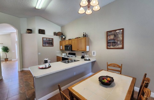 Lake Berkley Casa | LAGO BERKLEY- (1059LB) - 4BR 3BA Pool Home, 2 Master Suites, cerrada Resort