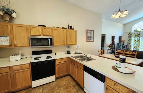 Lake Berkley Casa | LAGO BERKLEY- (1059LB) - 4BR 3BA Pool Home, 2 Master Suites, cerrada Resort