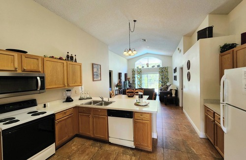 Lake Berkley Casa | LAGO BERKLEY- (1059LB) - 4BR 3BA Pool Home, 2 Master Suites, cerrada Resort