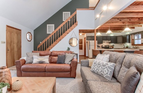 Thornhurst Chalet De Esquí | Lake Chalet w/Hot Tub, Pool Table & Fire Pit