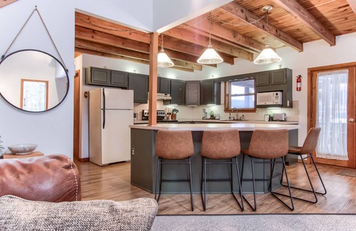 Thornhurst Chalet De Esquí | Lake Chalet w/Hot Tub, Pool Table & Fire Pit
