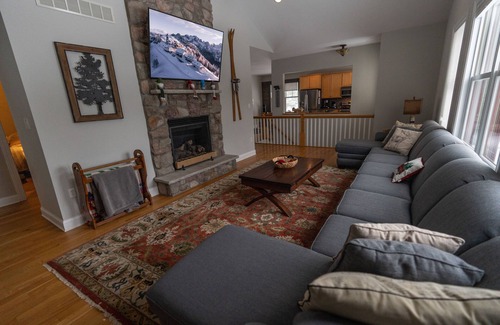 Lake Harmony Casa | Lake Club Resort is open-5 Bd Rm, private hot tub. Make great memories!