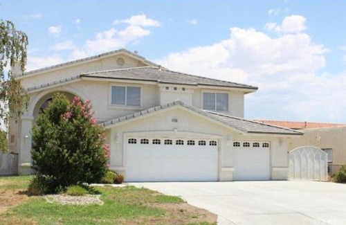 Victorville Casa | Lake Community Home