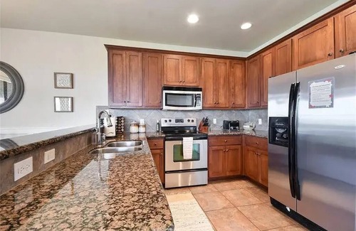 Jonestown Condominio | Lake Condo - Beautiful views, pools, pickle ball, trails, and more!